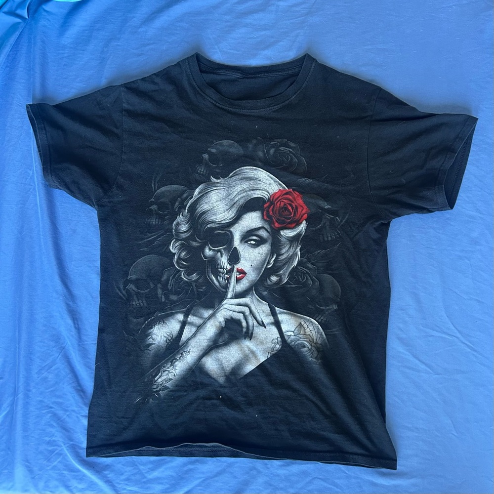 2000’s alt girl skeleton n roses shirt